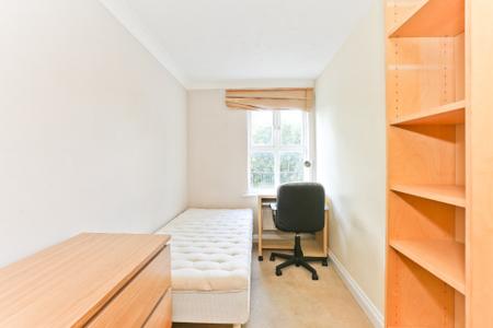 4 bedroom Terraced House to let in St Mary`s Way, Guildford, GU2