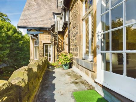 2 bedroom Flat to let in Clarence Drive, Harrogate, HG1