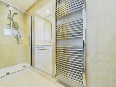 2 bedroom Flat to let in Clarence Drive, Harrogate, HG1