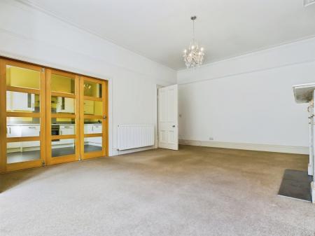 2 bedroom Flat to let in Clarence Drive, Harrogate, HG1