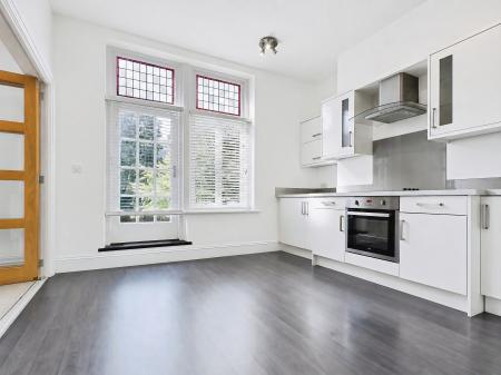 2 bedroom Flat to let in Clarence Drive, Harrogate, HG1