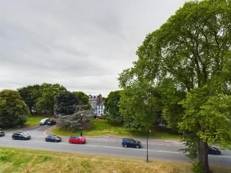 2 bedroom Flat to let in Devonshire Place, Harrogate, HG1