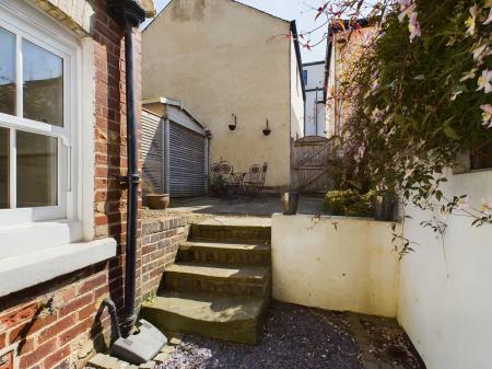 4 bedroom Town house to let in Strawberry Dale Avenue, Harrogate, HG1