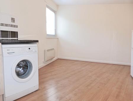 2 bedroom Flat to let in Queens Close, Lancaster Road, Harrogate, HG2