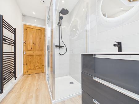 2 bedroom Flat to let in Harlow Moor Drive, Harrogate, HG2