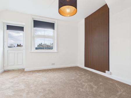 2 bedroom Flat to let in Harlow Moor Drive, Harrogate, HG2