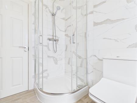 2 bedroom Flat to let in Harlow Moor Drive, Harrogate, HG2