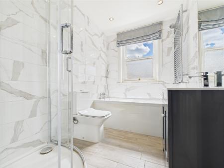 2 bedroom Flat to let in Harlow Moor Drive, Harrogate, HG2