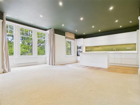 2 bedroom Flat to let in Harlow Moor Drive, Harrogate, HG2