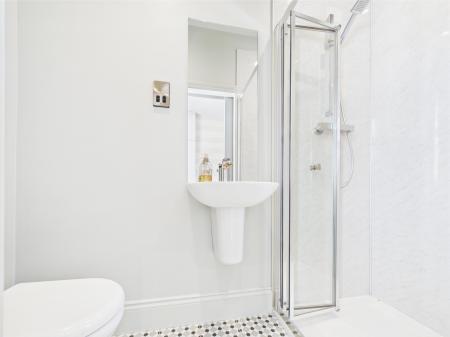 2 bedroom Flat to let in Harlow Moor Drive, Harrogate, HG2