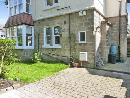 2 bedroom Flat to let in Tewit Well Road, Harrogate, HG2