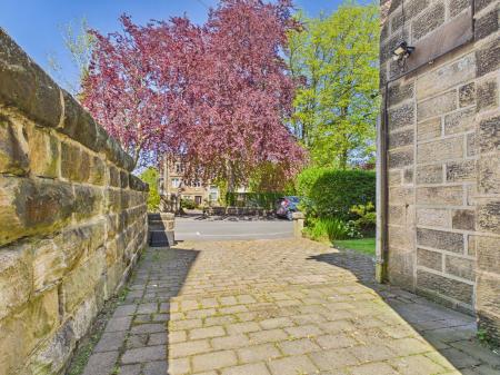 2 bedroom Flat to let in Tewit Well Road, Harrogate, HG2