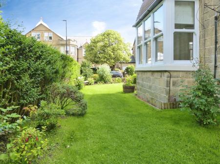 2 bedroom Flat to let in Tewit Well Road, Harrogate, HG2