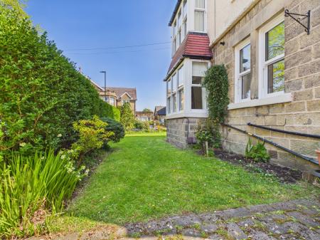 2 bedroom Flat to let in Tewit Well Road, Harrogate, HG2
