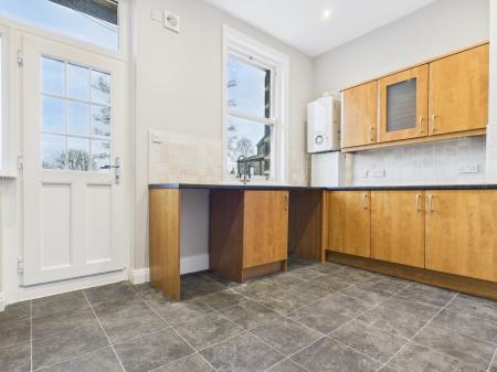 2 bedroom Flat to let in Harlow Moor Drive, Harrogate, HG2