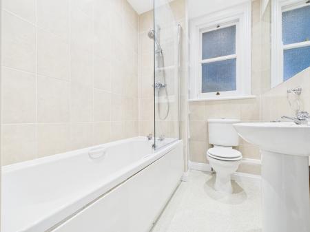 2 bedroom Flat to let in Harlow Moor Drive, Harrogate, HG2