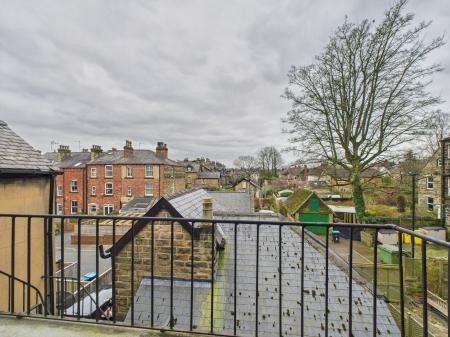 2 bedroom Flat to let in Harlow Moor Drive, Harrogate, HG2
