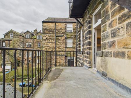2 bedroom Flat to let in Harlow Moor Drive, Harrogate, HG2