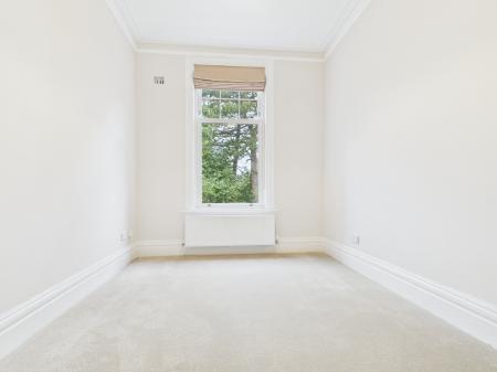 2 bedroom Flat to let in Harlow Moor Drive, Harrogate, HG2