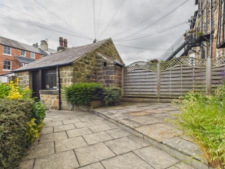 2 bedroom Flat to let in Harlow Moor Drive, Harrogate, HG2