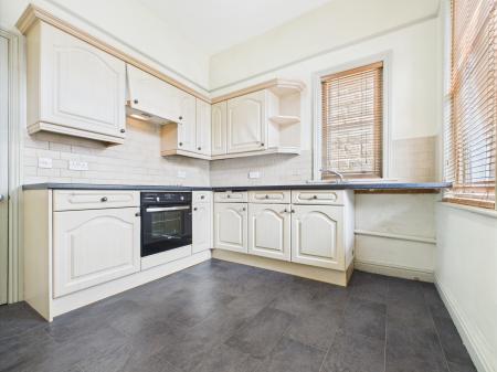 2 bedroom Flat to let in Harlow Moor Drive, Harrogate, HG2