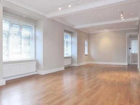3 bedroom Flat to let in Park Road, Harrogate, HG2