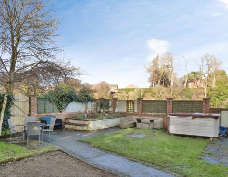 4 bedroom Detached house to let in Harrogate Road, Ripon, HG4