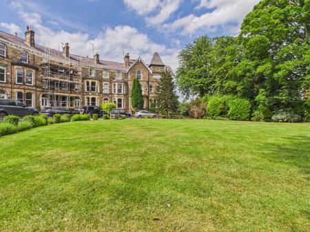 2 bedroom Flat to let in Royal Crescent, Harrogate, HG2
