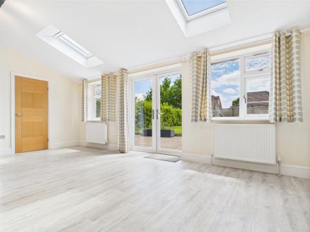 4 bedroom Detached house to let in Hookstone Chase, Harrogate, HG2