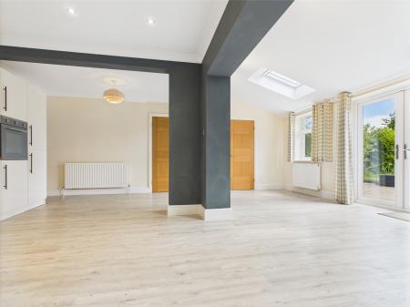 4 bedroom Detached house to let in Hookstone Chase, Harrogate, HG2
