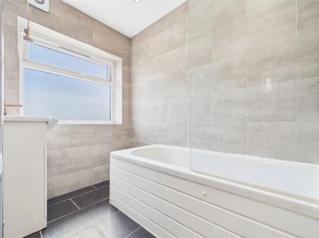4 bedroom Detached house to let in Hookstone Chase, Harrogate, HG2