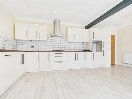 4 bedroom Detached house to let in Hookstone Chase, Harrogate, HG2