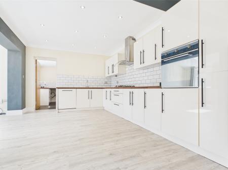 4 bedroom Detached house to let in Hookstone Chase, Harrogate, HG2