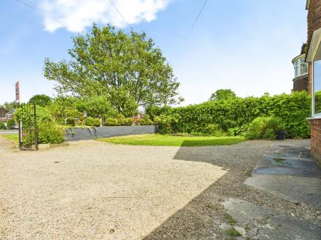 4 bedroom Detached house to let in Hookstone Chase, Harrogate, HG2