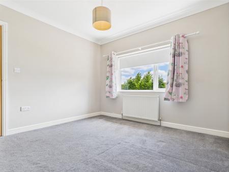 4 bedroom Detached house to let in Hookstone Chase, Harrogate, HG2