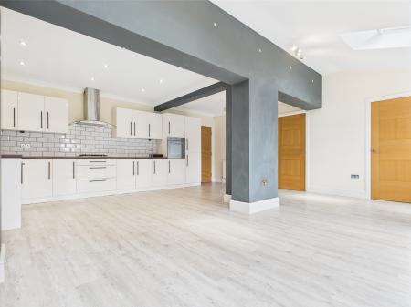 4 bedroom Detached house to let in Hookstone Chase, Harrogate, HG2