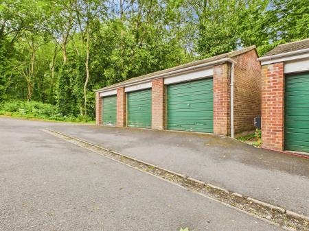 2 bedroom Flat to let in Coppice Drive, Harrogate, HG1
