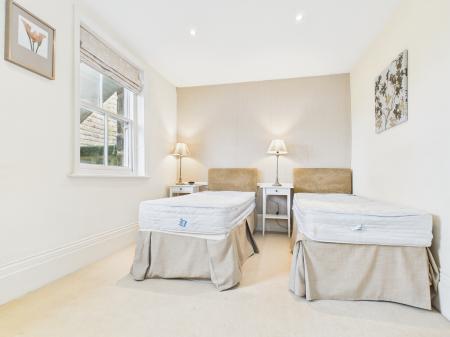 2 bedroom Flat to let in Kings Road, Harrogate, HG1