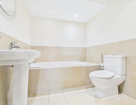 2 bedroom Flat to let in Kings Road, Harrogate, HG1