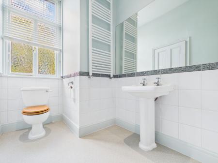 3 bedroom Apartment to let in Clarence Drive, Harrogate, HG1