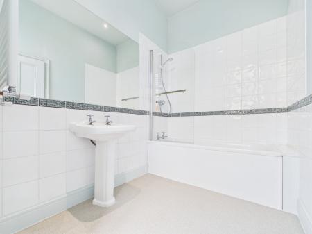 3 bedroom Apartment to let in Clarence Drive, Harrogate, HG1