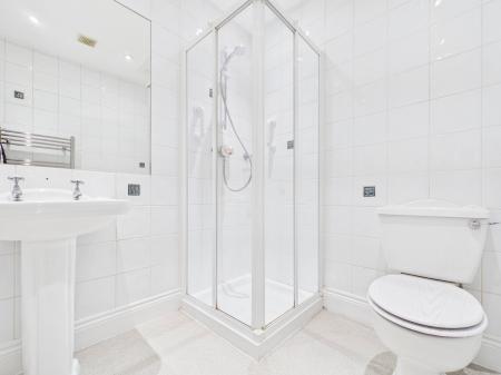 3 bedroom Apartment to let in Clarence Drive, Harrogate, HG1