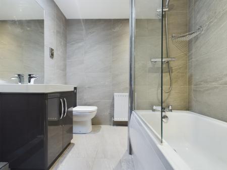 2 bedroom Flat to let in Harlow Moor Drive, Harrogate, HG2