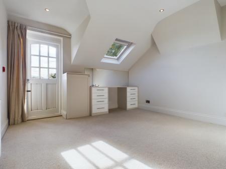 2 bedroom Flat to let in Harlow Moor Drive, Harrogate, HG2