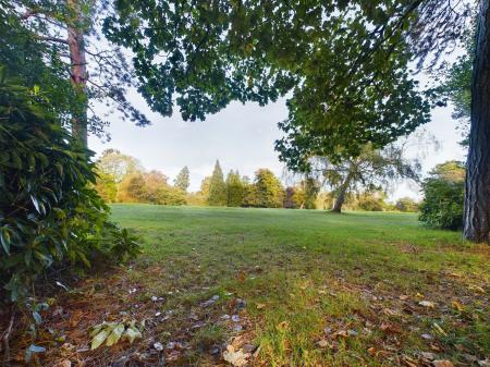 2 bedroom Flat to let in Harlow Moor Drive, Harrogate, HG2