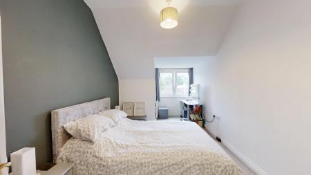 2 bedroom Flat for sale in Harlands Road, Haywards Heath, RH16