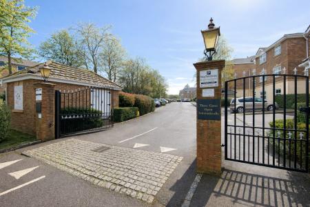 2 bedroom Flat to let in Heath Road, Haywards Heath, RH16