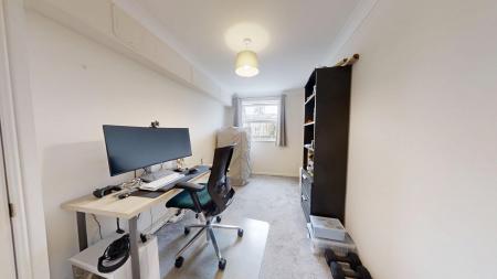 2 bedroom Flat to let in Heath Road, Haywards Heath, RH16