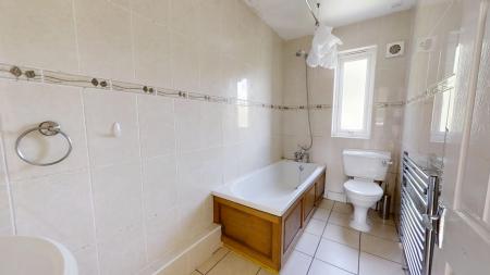 3 bedroom Flat to let in South Road, Haywards Heath, RH16