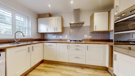 4 bedroom Semi-detached house to let in Trubwick Avenue, Haywards Heath, RH16